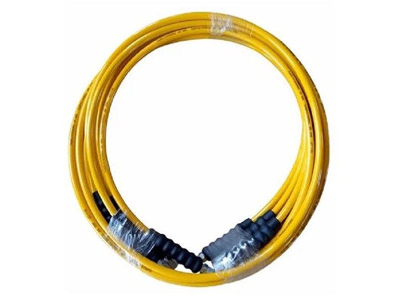 How is the working pressure of hydraulic rubber hoses determined?